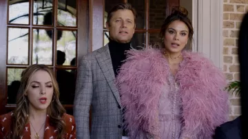 La veste crop top rose en fourrure Cinq A Sept de Cristal Flores (Nathalie Kelley) dans Dynastie S01E21