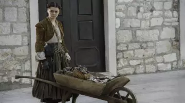 ­rya Stark's (Mai­sie Williams) costume as seen in Game of Thrones 5x08