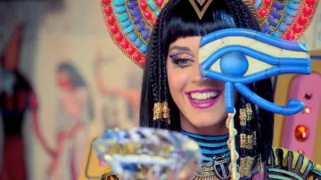 Katy Perry couronne et sceptra comme vu dans Dark Horse de la musique de la vidéo