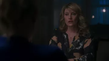 Blusa de seda floral de Alice Cooper (Madchen Amick) de Joie vista en Riverdale 2x20