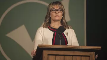 Alice Cooper (Madchen Amick) blanc cardigan avec des perles de Zara comme on le voit dans Riverdale 2x20