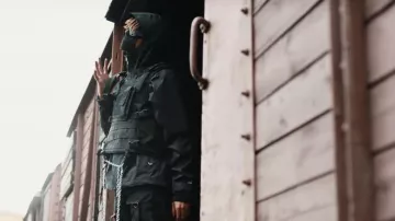 The dark glasses worn by Scarlxrd in her video clip Faded