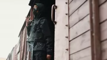 The dark glasses worn by Scarlxrd in her video clip Faded