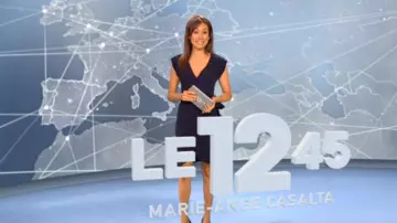 The wrap dress navy of Marie-Ange Casalta in The 12:45 to M6 of the 06/05/2018