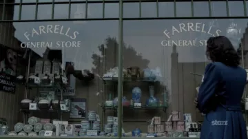 Falkland's Fayre Earth Shop, renombrada Farrells General Store en la serie Outlander S01E01