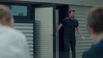 The polo black by Vincent Barteau (Arnaud Ducret) in Mr. I-know-it-all