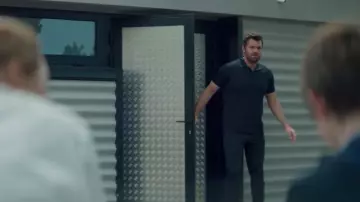 The polo black by Vincent Barteau (Arnaud Ducret) in Mr. I-know-it-all