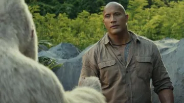 The shirt biege with pockets of Davis Okoye (Dwayne Johnson) in Rampage