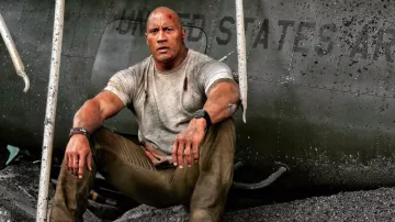 The t-shirt beige short the neck of Davis Okoye (Dwayne Johnson) in Rampage
