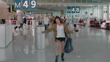 Le débardeur blanc American Vintage de Rose (Camille Cottin) dans le film Larguées