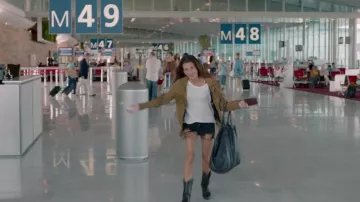 Le short noir effilé MOTO de Rose (Camille Cottin) dans le film Larguées