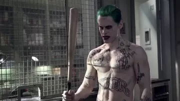 Los tatuajes (en camiseta) del Joker (Jared Leto) en la película Escuadrón Suicida