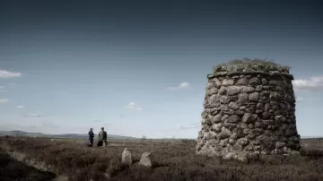Le Culloden Monument en Ecosse dans la série Outlander S01E05