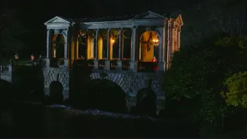 Le Palladian Bridge de la Wilton House, site du Château de Versailles dans la série Outlander S02E02