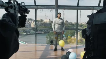 Le jean gris troué avec écusson Richard Valentine dans le clip Bourgeoisie de Hornet la Frappe