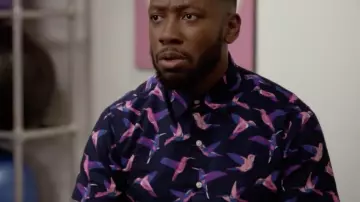 La chemise manches courtes motifs oiseaux portée par Winston Bishop (Lamorne Morris) vu dans New Girl S07E05