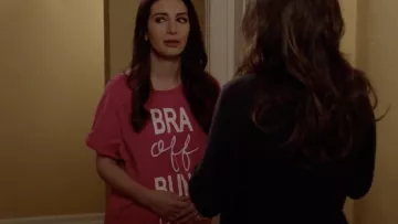 The t-shirt of pink night special maternity worn by Aly Nelson (Nasim Pedrad) seen in New Girl S07E05
