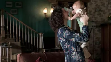 Chaqueta de kimono azul marino Spirit de Claire Fraser con flores (Caitriona Balfe) en Outlander S03E02