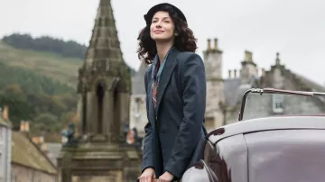 Chaqueta blazer azul marino de Claire Fraser (Caitriona Balfe) en Outlander S01E01