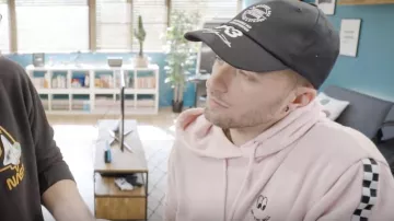 Le sweat rose off the wall Vans porté par Squeezie (Lucas Hauchard) dans "Plagiat ou pas plagiat ? "