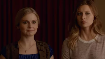 Berri T-shirt en H. de Fer Perle par Wilfred porté par Peyton Charles (Aly Michalka) comme on le voit dans iZombie S04E08