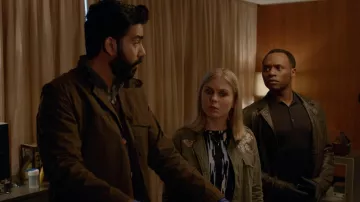 La chaqueta Top Brass Fray Zip Jacket de Mother usada por Liv Moore (Rose McIver) como se ve en iZombie S04E07