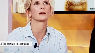 La camisa azul con finas rayas y pequeños bordados oscuros del invitado de cà vous del sábado 5 de mayo de 2018