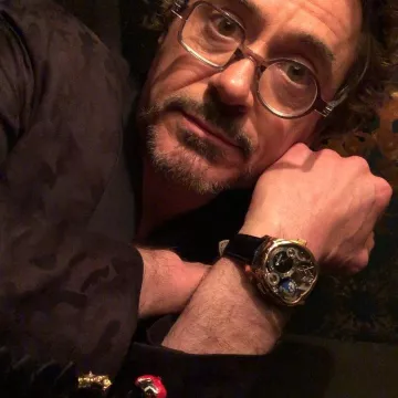 Eyeglasses asymmetrical Robert Downey Jr on his account Instagram