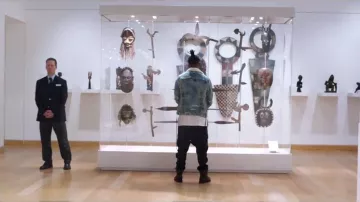 The t-shirt long with slits of Erik Killmonger (Michael B. Jordan) in a Black Panther