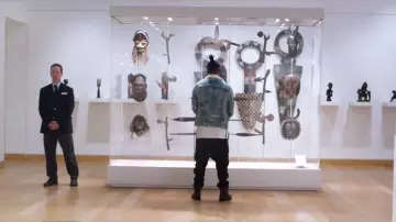 E­rik Kill­mon­ger's (Mi­chael B. Jor­dan) long t-shirt with side splits as seen in Black Pan­ther