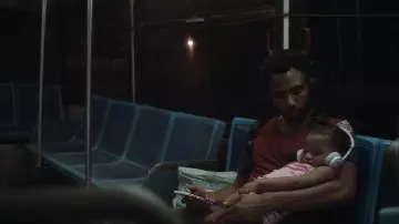 Les écouteurs de Lottie dans Atlanta S01E01