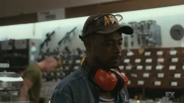 La casquette 'Art" Baiser d'amour de Darius (Lakeith Stanfield) dans Atlanta S01E05