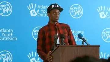 La casquette Real Dareales de Justin Bieber (Austin Crute) dans Atlanta S01E05