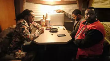 La veste de baseball noire et rouge de Alfred Miles / Paper Boi (Brian Tyree Henry) dans Atlanta S01E03