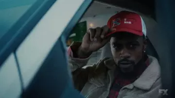 La casquette "U MAD" (Southern Made) Urban Bullshitters de Darius (Lakeith Stanfield) dans Atlanta S01E06