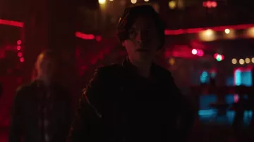Le bonnet gris de Jughead Jones (Cole Sprouse) dans Riverdale S02E21