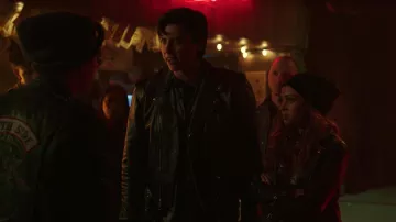 Le blouson des South Side Serpents de Jughead Jones (Cole Srouse) dans Riverdale S02E21