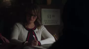 Le gilet  Zara blanc de Alice Cooper (Madchen Amick) dans Riverdale S02E21