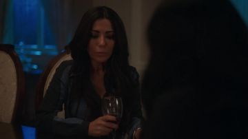 Le chemisier bleu Bcbgmaxazria de Hermione Lodge (Marisol Nichols) dans Riverdale S02E21