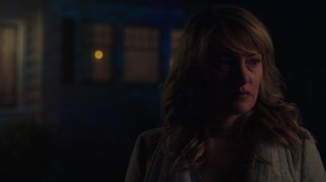 Abrigo gris Babaton de Alice Cooper (Madchen Amick) de Riverdale S02E21