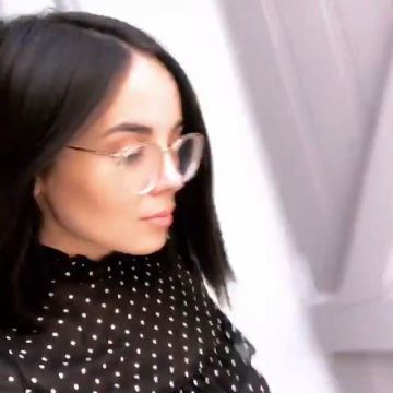 The black blouse with white polka dots worn by Agathe Auproux in his story Instagram