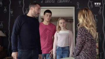 The t-shirt Lazy Mermaid pink jimmy Bertrand (Clement Remiens) in Tomorrow belongs to us S02E29