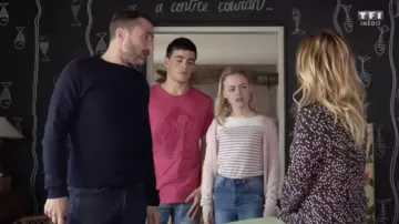 The t-shirt Lazy Mermaid pink jimmy Bertrand (Clement Remiens) in Tomorrow belongs to us S02E29