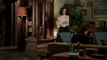 La lampe de salon dans la série Outlander S03E01