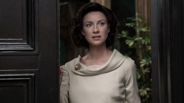 The pin of Claire Randall (Caitriona Balfe) in Outlander S03E03