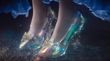 Las zapatillas de cristal de Cenicienta (Lily James) en la película Cenicienta