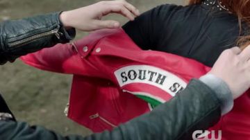 Le blouson rouge Maje de Cheryl Blossom (Madelaine Petsch) dans Riverdale S02E22