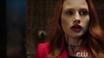 Le manteau rouge Zara de Cheryl Blossom (Madelaine Petsch) dans Riverdale S02E22