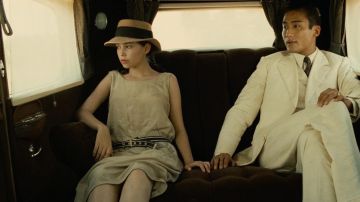 La robe de garçonne des années 20 de la jeune fille (Jane March) dans L'Amant