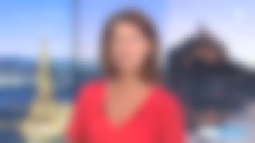 Le top col v orné d'un nœud de Carole Gaessler dans Le 19/20 du 09/05/2018